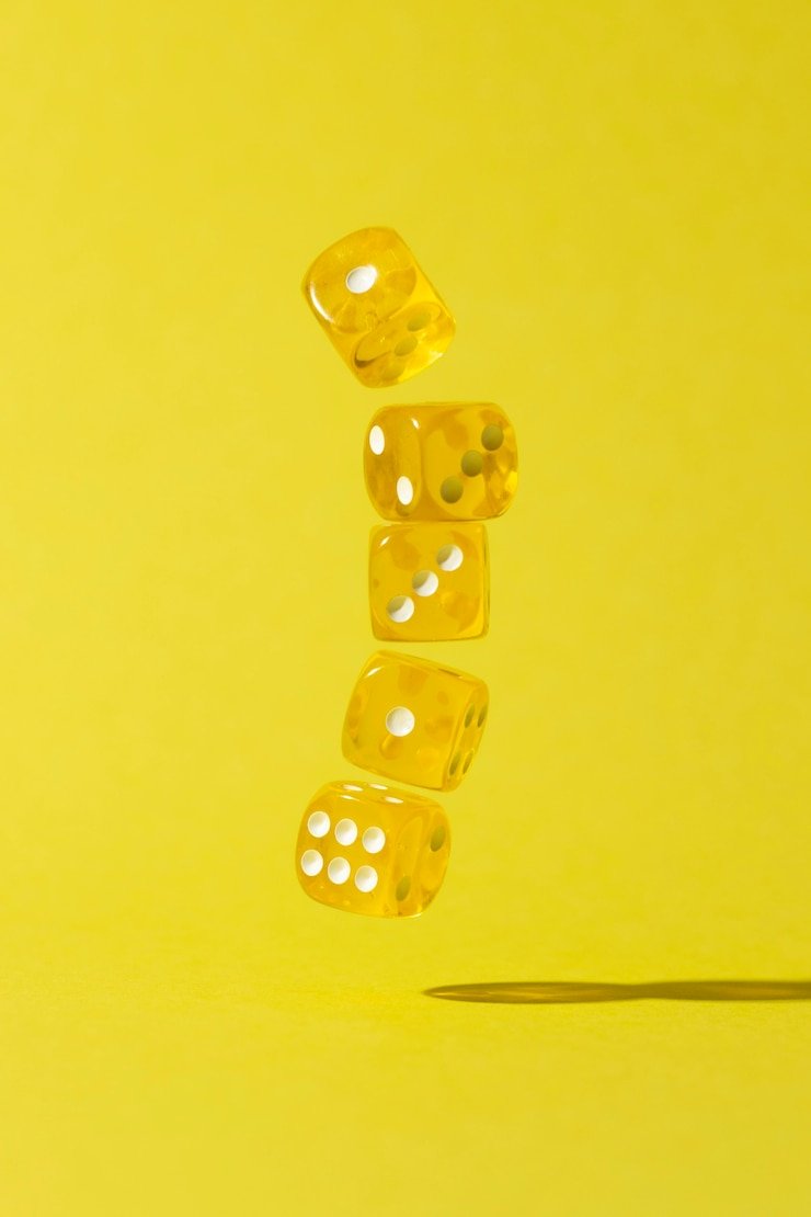 Lightning Roulette live dealer announcing lucky numbers on chika4d